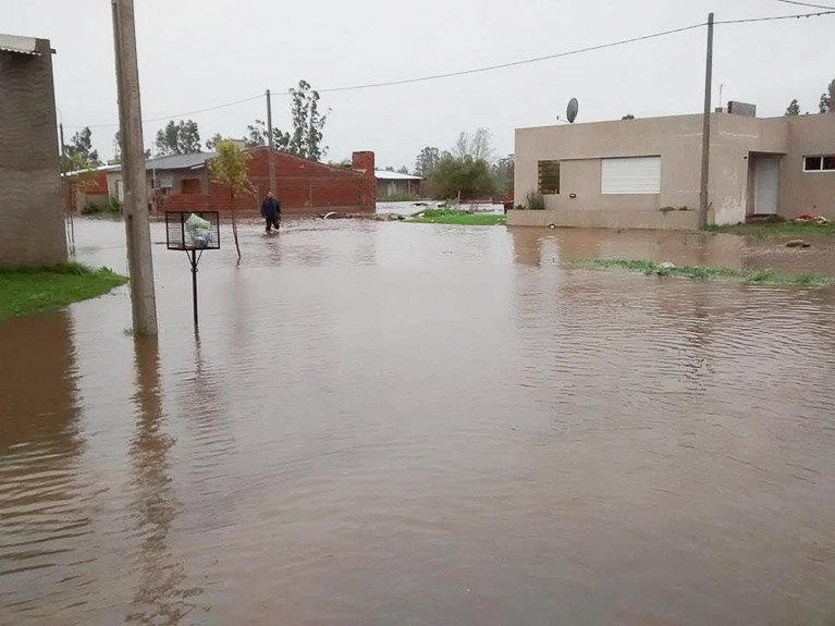 Evacuados, casas y terrenos anegados, caminos  intransitables y sin clases por la intensa lluvia
