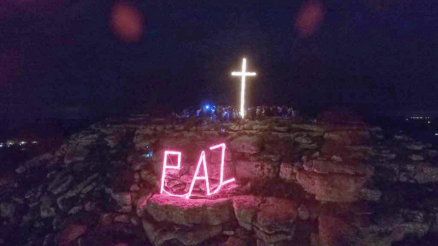 Volvió a brillar la  cruz en La Barrosa