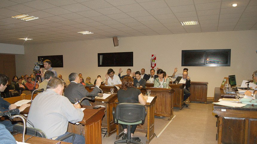Fuerte debate y acuerdo  unánime a la represión a docentes