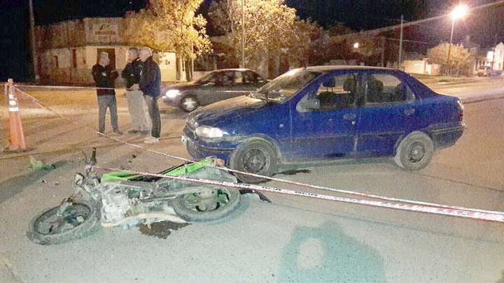 Chocaron una moto  y un auto: un herido