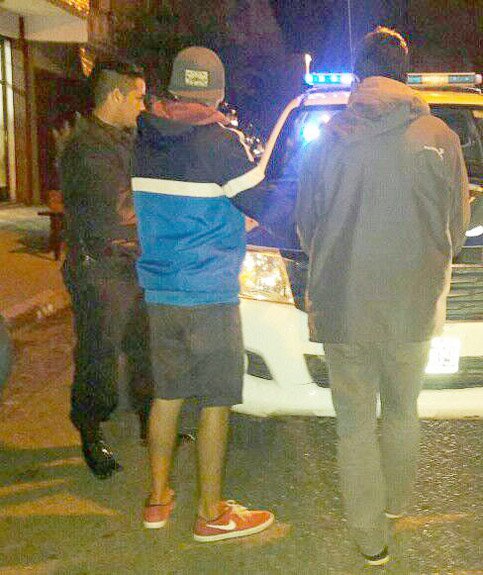 Descubren, persiguen y detienen a dos menores que robaron una motocicleta