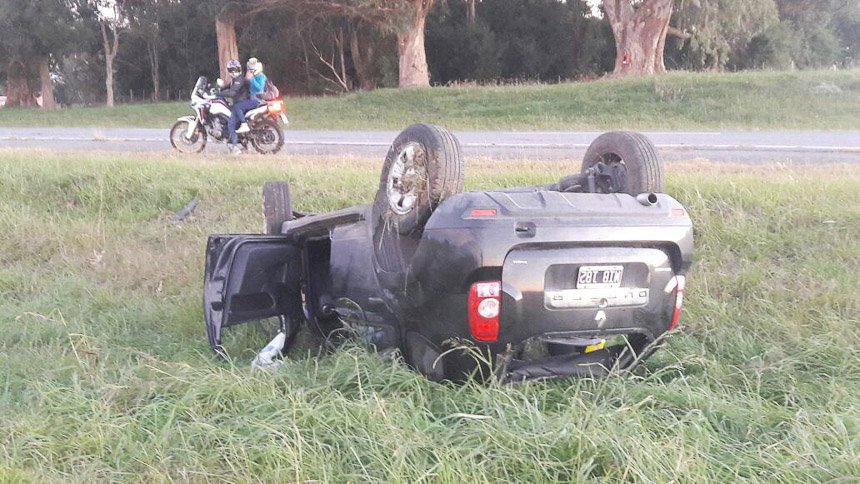 Despiste y vuelco en la Autovía 226