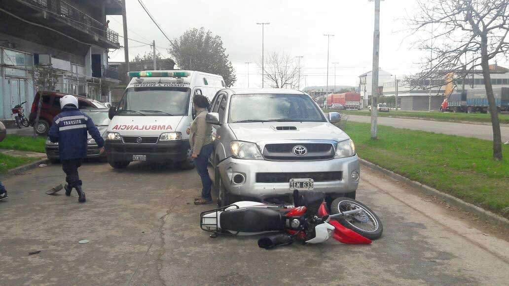 Chocaron una camioneta  y una moto: un lesionado