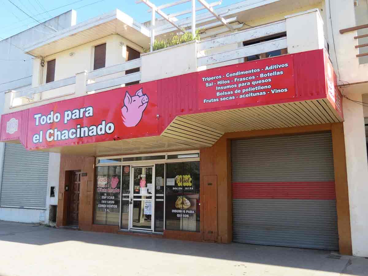 Delincuentes ingresan a un comercio, roban dinero y elementos varios