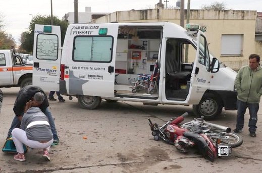 Motociclista hospitalizado tras protagonizar un choque