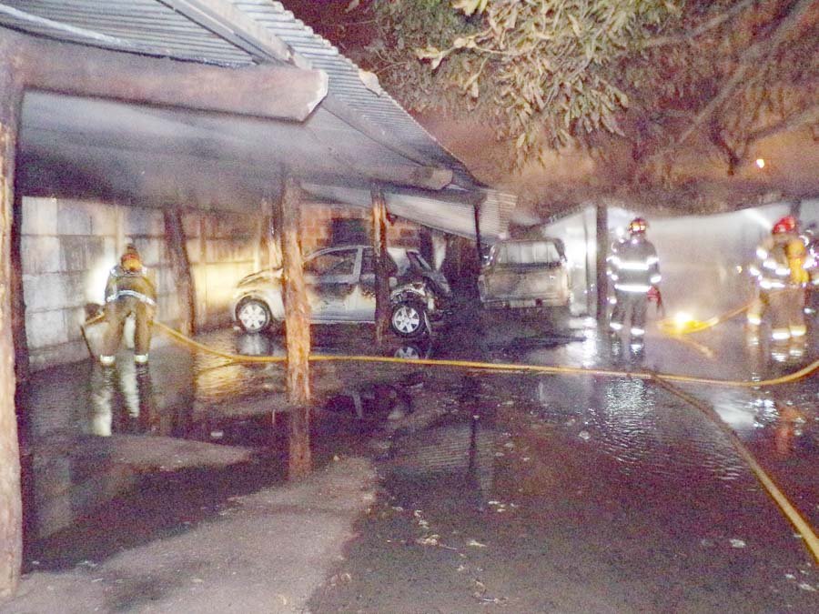 Voraz incendio consumió a dos rodados