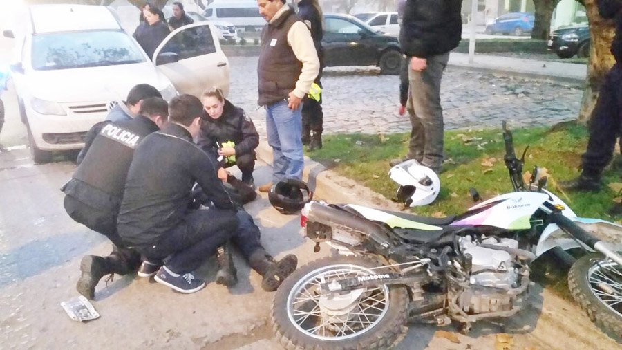 Policía lesionada al ser embestida la moto en que se movilizaba   por un conductor ebrio