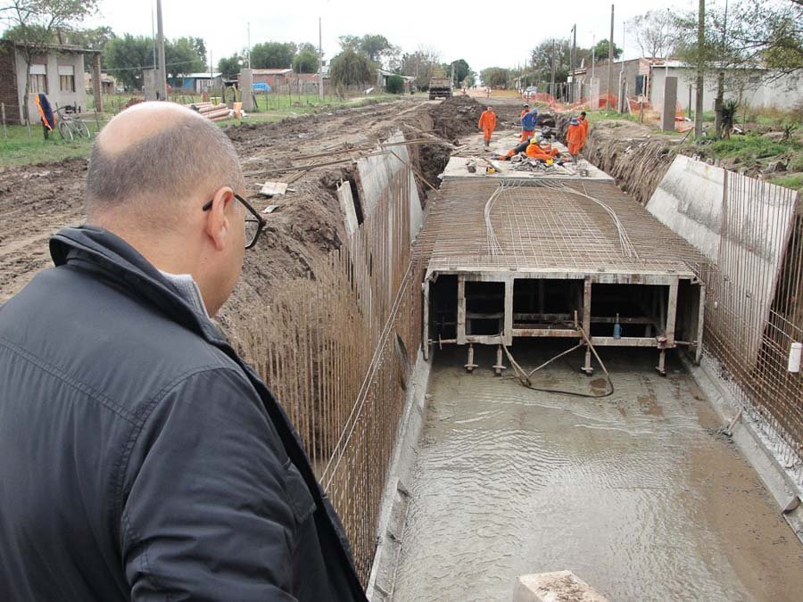 Ingresó en su etapa final la obra de entubamiento del canal de calle 112
