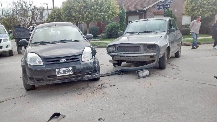 Daños materiales en dos autos que chocaron en calles 25 y 30