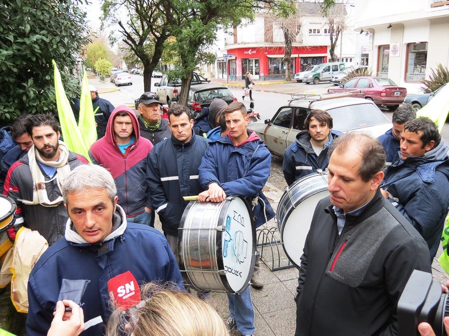 La empresa canceló parte de la deuda aunque sigue el conflicto