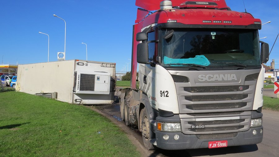 Camión sufrió desperfecto y volcó su caja térmica