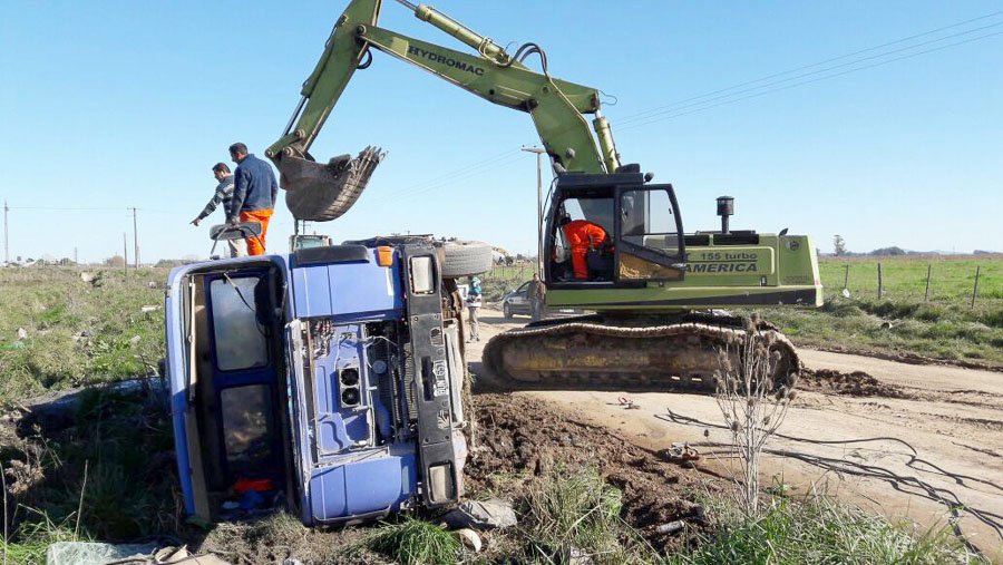 Volcó un camión mezclador por un desperfecto mecánico