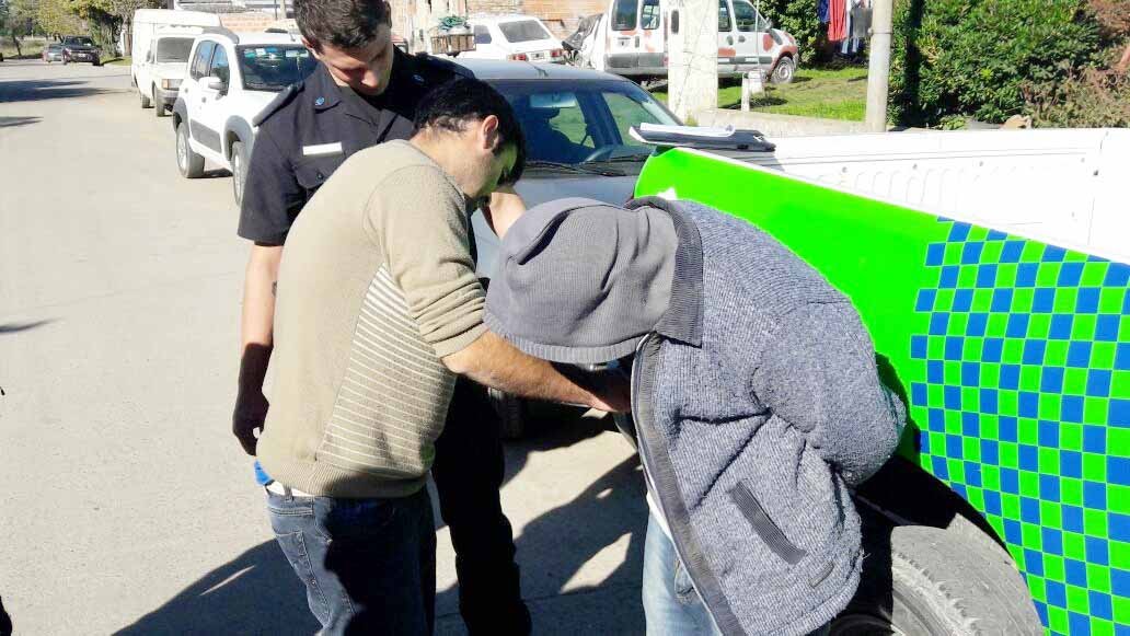 Persiguió y detuvo al sujeto que había entrado a su vivienda y robado dos billeteras
