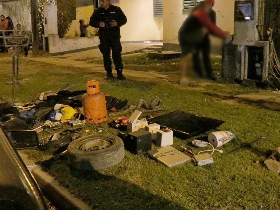 La Policía persiguió y detuvo a delincuentes que minutos antes habían robado en una casa