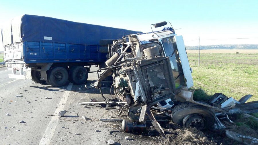 Un camionero se descompensó  y volcó en la Autovía 226