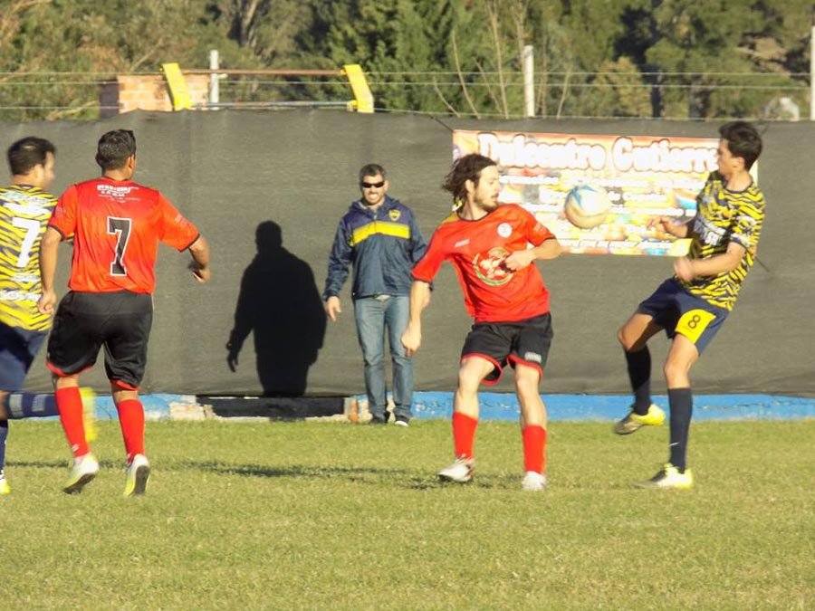 Los Pinos lo dio vuelta y sumó de a tres