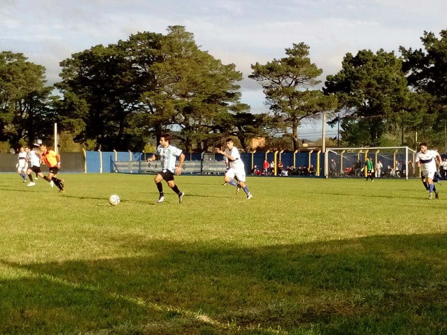 Racing ganó y volvió a ser líder 