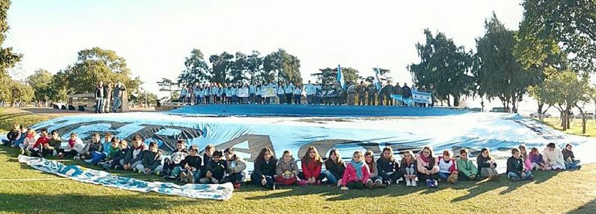 Un "abrazo celeste y blanco" unió a Balcarce con Rosario 