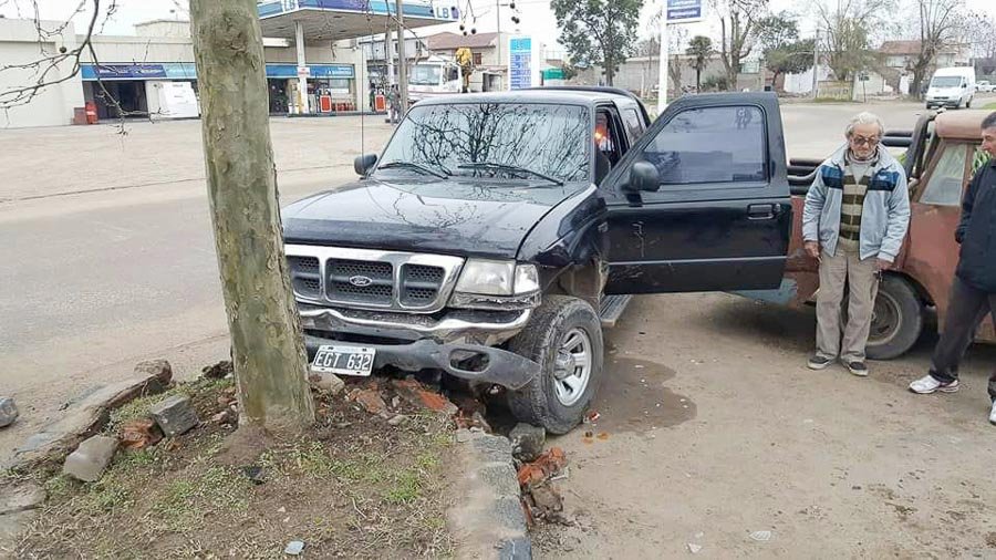Perdió el control de la camioneta y terminó chocando contra un automóvil estacionado