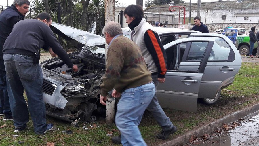 Violento choque entre dos vehículos