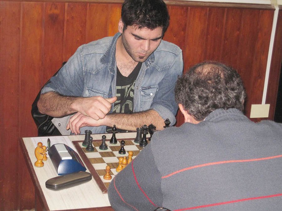 Rojas continúa como puntero del certamen local 