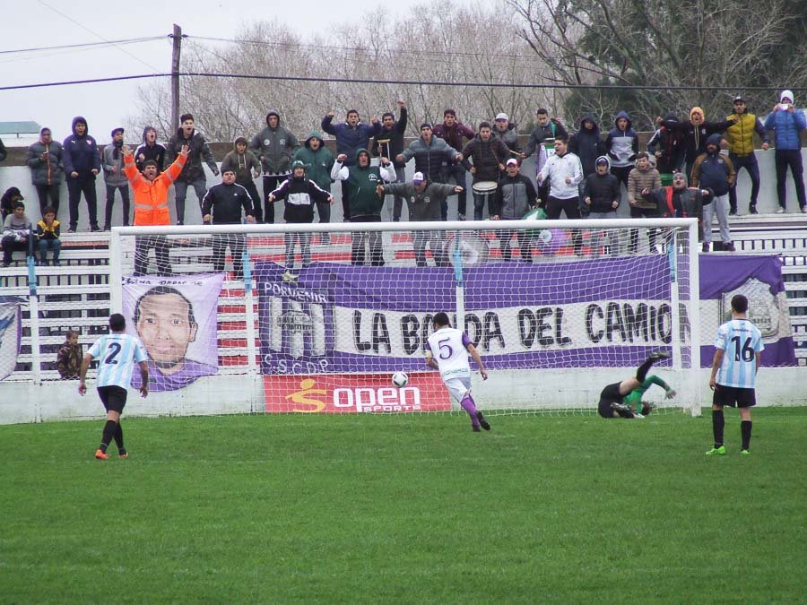 Racing cayó por la mínima en su debut 