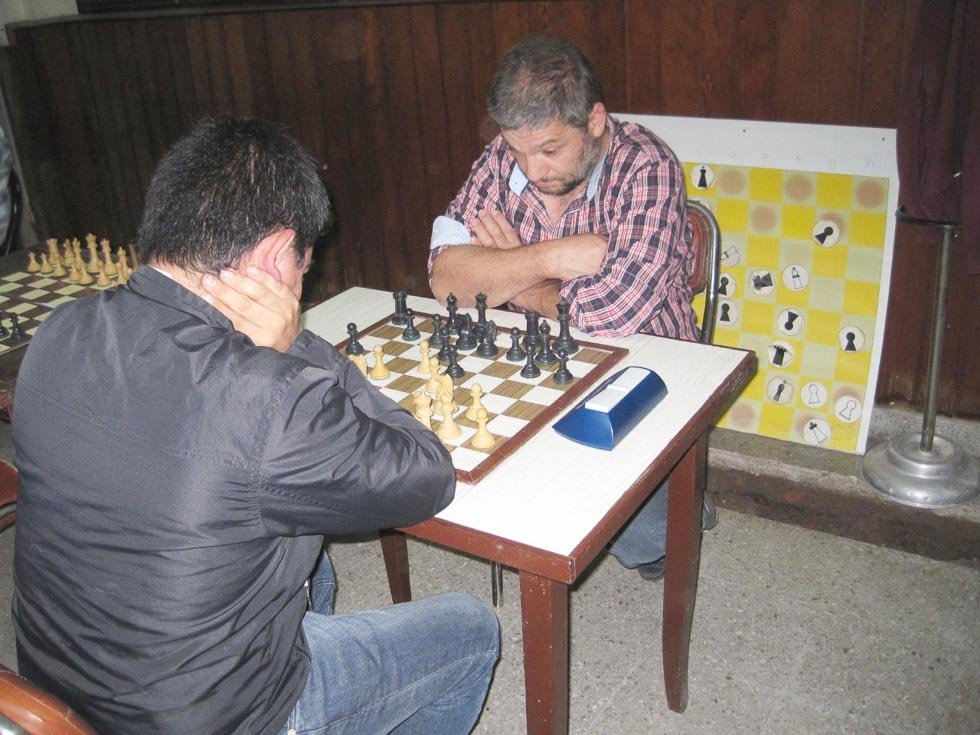 Goyeneche no le  pierde pisada a Rojas 