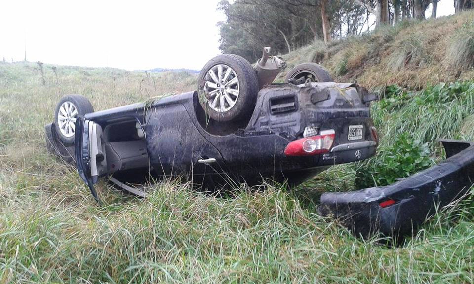 Un auto volcó en la ruta 55