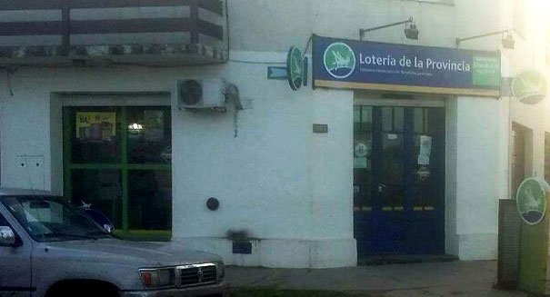 Mujer con casco mediante amenazas robó en agencia de quiniela