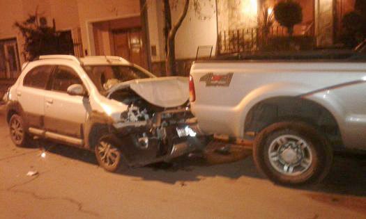Un auto provocó un choque en cadena  afectando a tres rodados estacionados