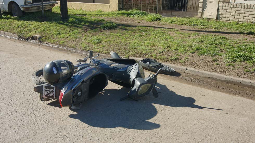 Motociclista hospitalizada tras embestir a un perro