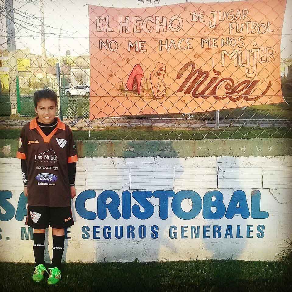 Una campaña para que "Dejen jugar a Mica"
