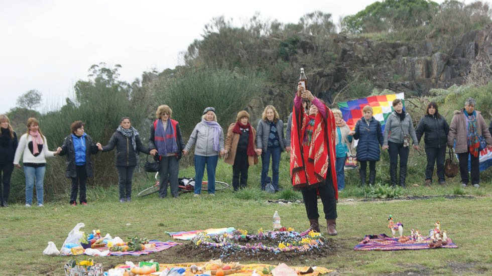 Más de 200 personas, en emotiva ceremonia, rindieron tributo a nuestra Madre Tierra