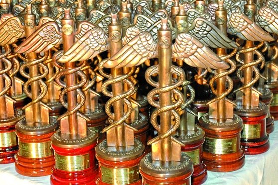 Distinguido con el  premio Caduceo