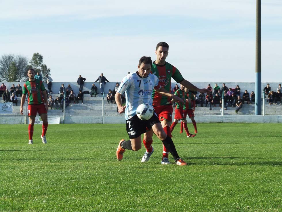 Racing sumó de a tres