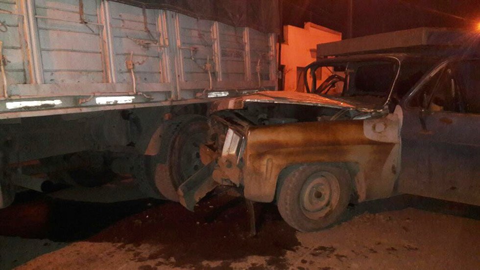 Camioneta "frenó" contra un camión estacionado: un herido