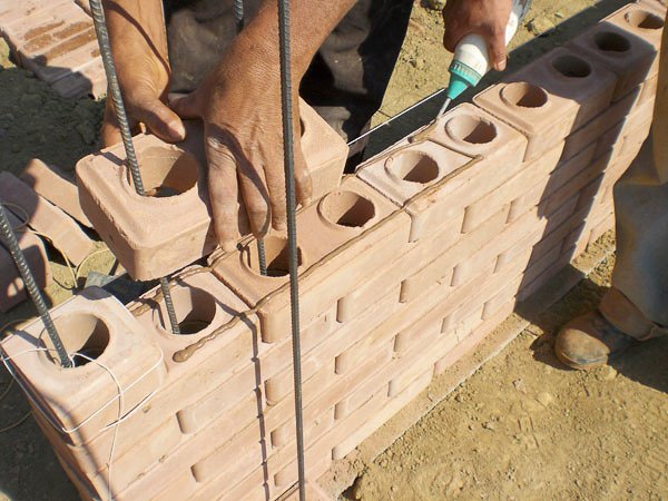 Interesante iniciativa de implementar en Balcarce un proyecto de elaboración y uso de ladrillos ecológicos