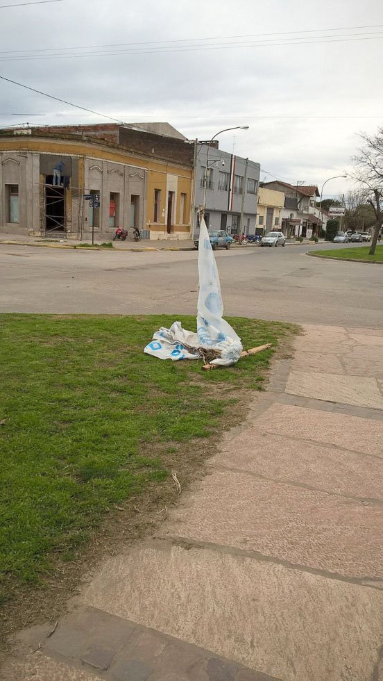 Despojos de cartelería política deslucen la ciudad