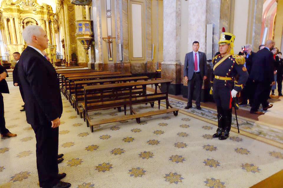 El coronel Armanelli escoltó al vicepresidente de EE.UU.