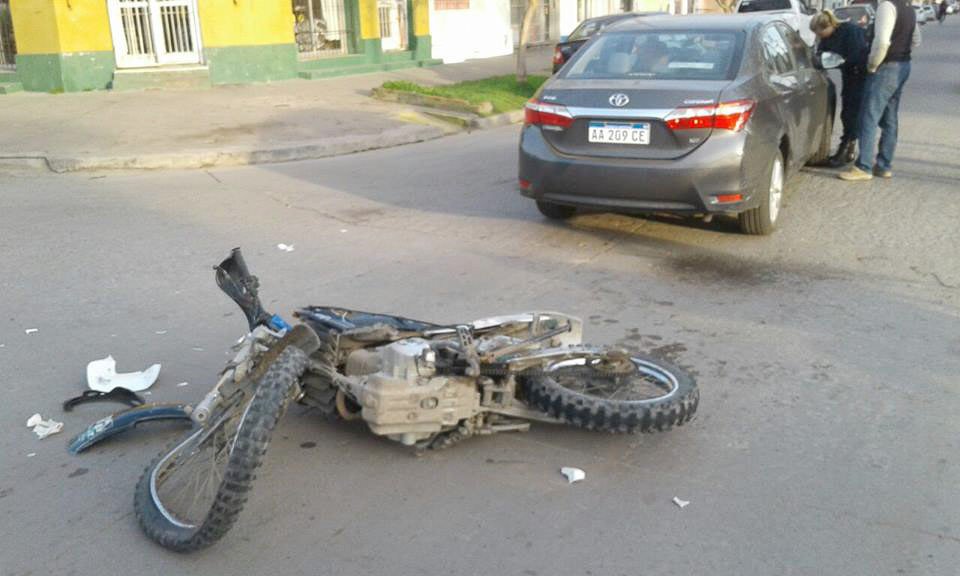 Chocaron una moto y un auto en Suipacha y 19