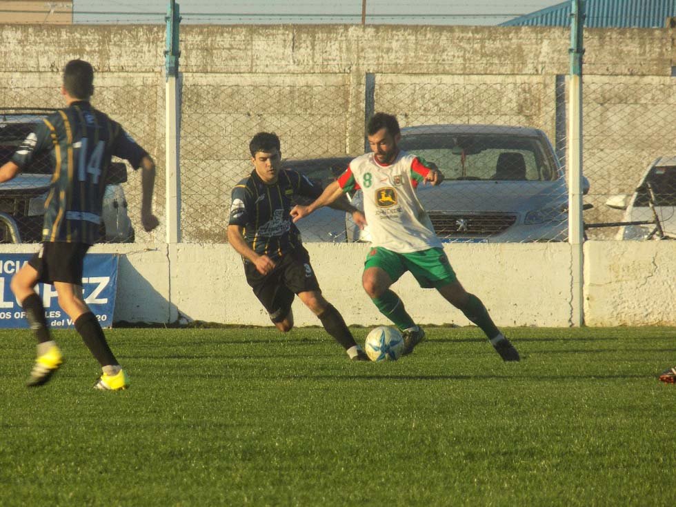 Deportivo Los Pinos bajó de la cima a Ferroviarios