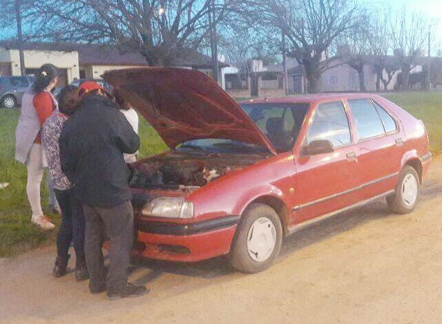 Principio de  incendio en un auto