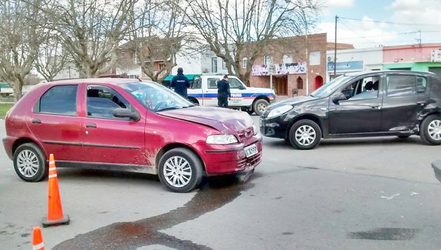 Violenta colisión dejó un saldo de daños materiales