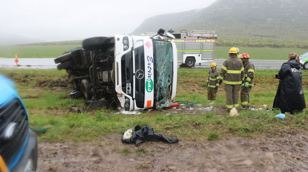 Un camión se despistó y  volcó en la autovía 226