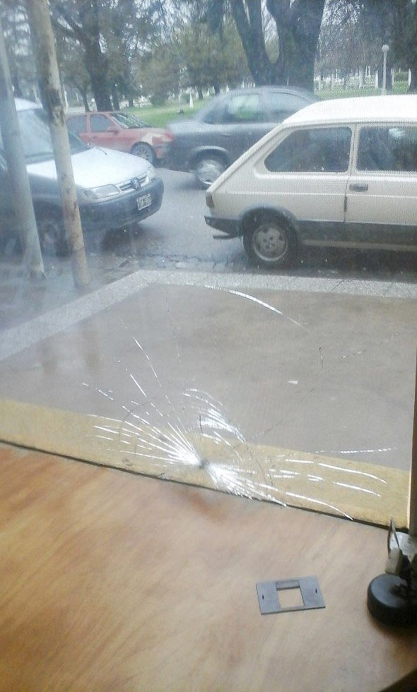 Provocan daño  en el local del Pro