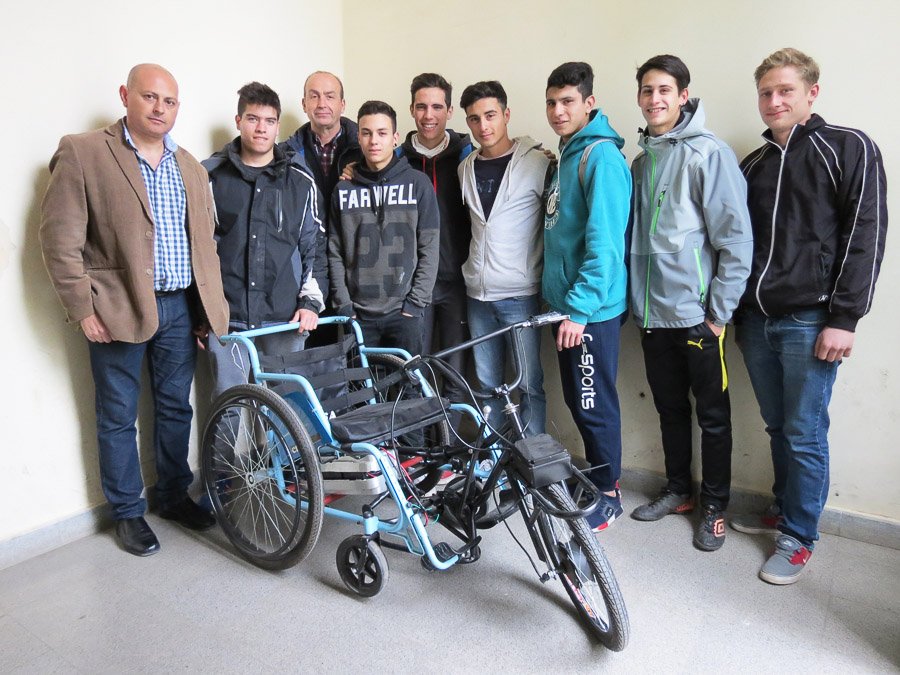 Triciclo eléctrico ideado por alumnos le  permitirá movilizarse a un discapacitado