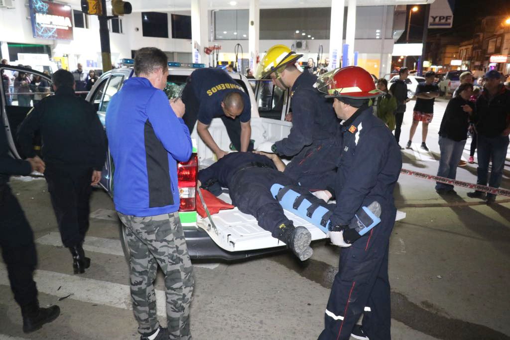 Un patrullero que chocó, "frenó" contra un cantero de una estación de servicio