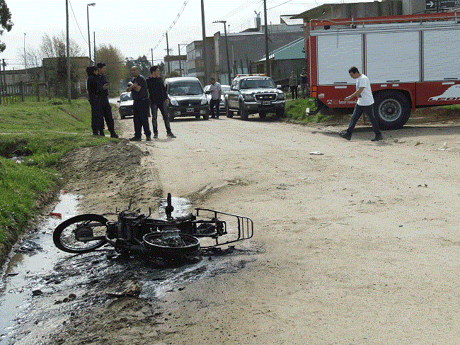 Motocicleta incendiada