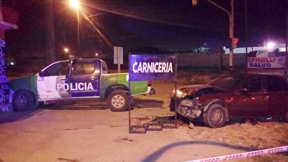 Violento choque entre un  móvil de la Policía y un auto