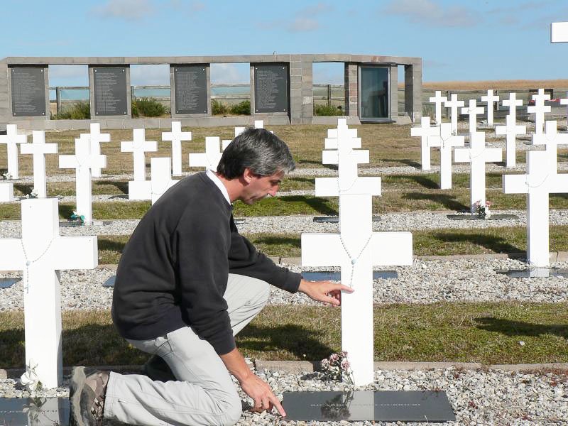 Ciclópea tarea de Julio Aro en Malvinas